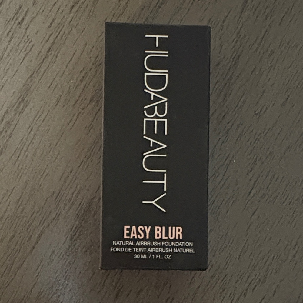 HUDA BEAUTY Easy Blur Foundation - Black Packaging
